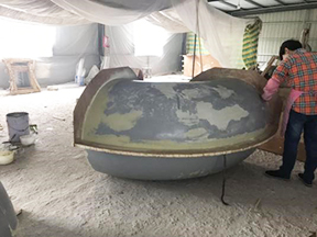 制作膠衣，用心修邊